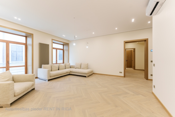 Sludinājumi. Tiek piedāvāts dzīvoklis Raiņa bulvārī, pašā pilsētas sirdī, skaistā jūgendstila ēkā, var teikt  Cena: 370000 EUR Foto #3