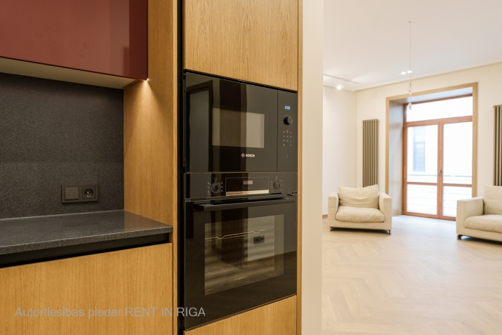 Sludinājumi. Tiek piedāvāts dzīvoklis Raiņa bulvārī, pašā pilsētas sirdī, skaistā jūgendstila ēkā, var teikt  Cena: 370000 EUR Foto #8