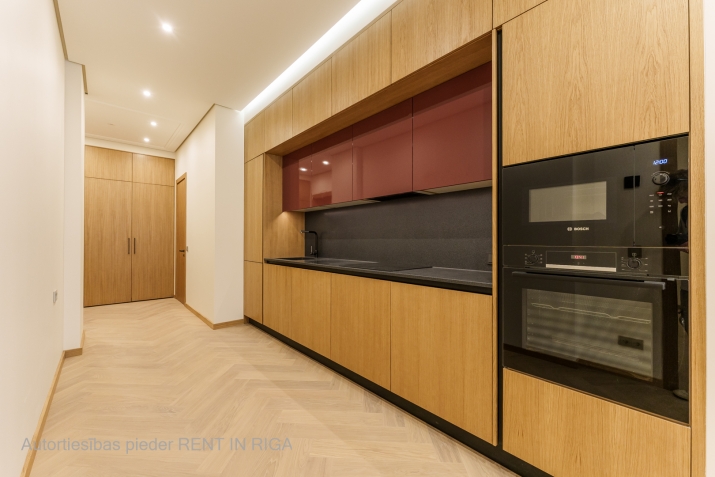 Sludinājumi. Tiek piedāvāts dzīvoklis Raiņa bulvārī, pašā pilsētas sirdī, skaistā jūgendstila ēkā, var teikt  Cena: 370000 EUR Foto #6