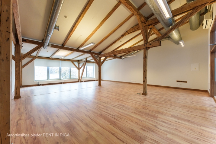 Объявление. Iznomā biroja telpas Valdemāra Pasāžā. Tās sastāv no vienas lielas telpas.   Bēniņu telpa ar koka Цена: 709 EUR/мес. Foto #1
