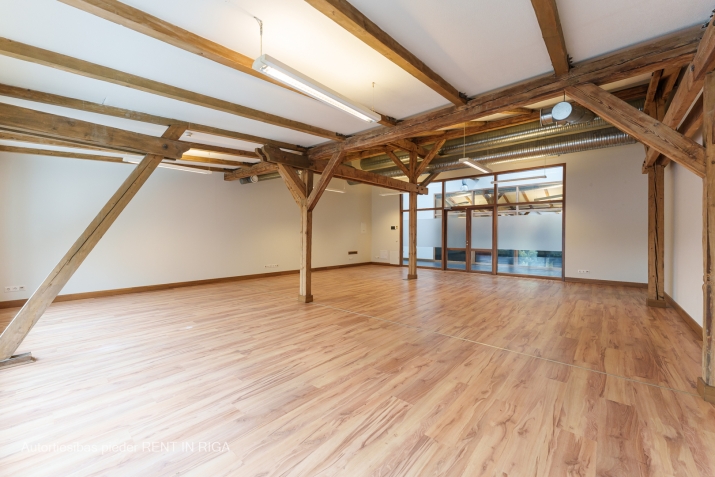 Объявление. Iznomā biroja telpas Valdemāra Pasāžā. Tās sastāv no vienas lielas telpas.   Bēniņu telpa ar koka Цена: 709 EUR/мес. Foto #2