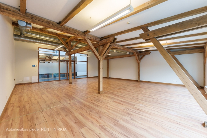 Объявление. Iznomā biroja telpas Valdemāra Pasāžā. Tās sastāv no vienas lielas telpas.   Bēniņu telpa ar koka Цена: 709 EUR/мес. Foto #3