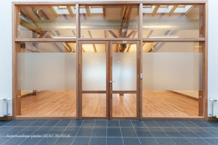 Объявление. Iznomā biroja telpas Valdemāra Pasāžā. Tās sastāv no vienas lielas telpas.   Bēniņu telpa ar koka Цена: 709 EUR/мес. Foto #5