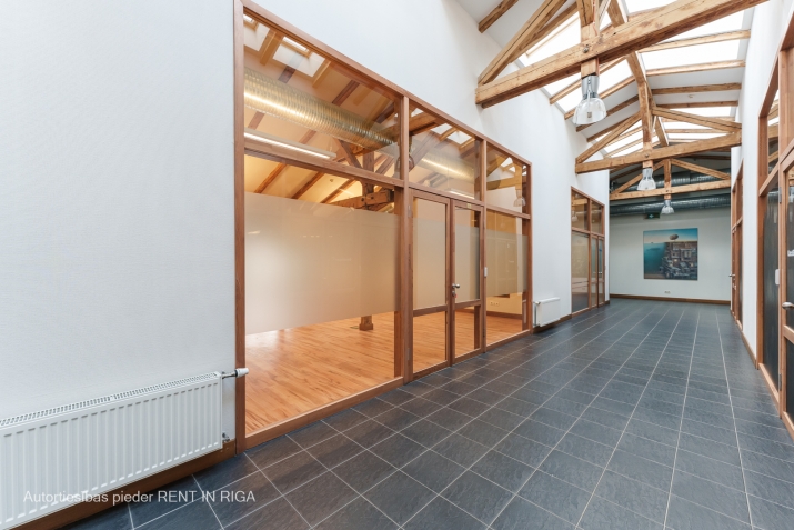 Объявление. Iznomā biroja telpas Valdemāra Pasāžā. Tās sastāv no vienas lielas telpas.   Bēniņu telpa ar koka Цена: 709 EUR/мес. Foto #6