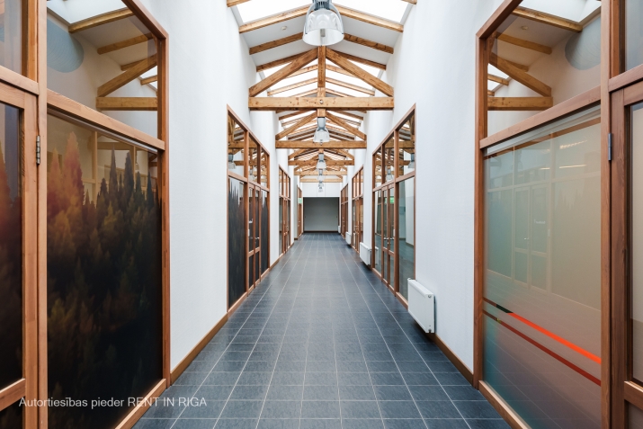 Объявление. Iznomā biroja telpas Valdemāra Pasāžā. Tās sastāv no vienas lielas telpas.   Bēniņu telpa ar koka Цена: 709 EUR/мес. Foto #7