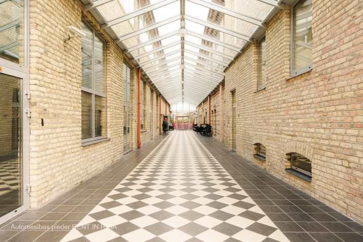 Объявление. Iznomā biroja telpas Valdemāra Pasāžā. Tās sastāv no vienas lielas telpas.   Bēniņu telpa ar koka Цена: 709 EUR/мес. Foto #9