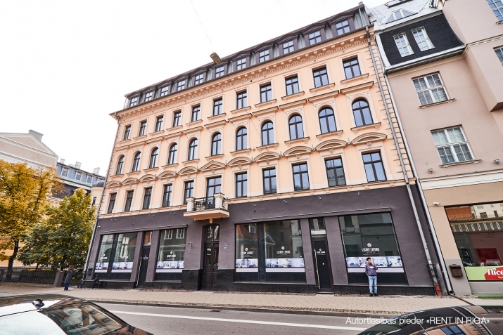 Sludinājumi. \'Elizabetes Rezidence\', viena no spilgtākajām Rīgas arhitektūras mantojuma pērlēm, celta 19. Cena: 1474 EUR/mēn Foto #2