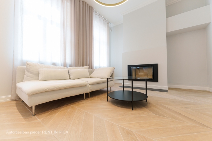 Sludinājumi. \'Elizabetes Rezidence\', viena no spilgtākajām Rīgas arhitektūras mantojuma pērlēm, celta 19. Cena: 1474 EUR/mēn Foto #4