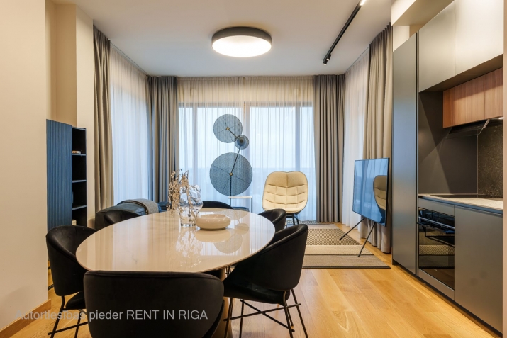 Sludinājumi. Tiek pārdots dzīvoklis 19. stāvā ar fantastisku skatu uz Vecrīgu, Daugavu un Vanšu tiltu.  Cena: 515220 EUR Foto #3