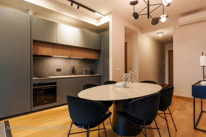 Sludinājumi. Tiek pārdots dzīvoklis 19. stāvā ar fantastisku skatu uz Vecrīgu, Daugavu un Vanšu tiltu.  Cena: 515220 EUR Foto #7