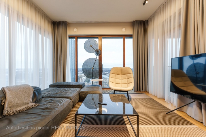 Sludinājumi. Tiek pārdots dzīvoklis 19. stāvā ar fantastisku skatu uz Vecrīgu, Daugavu un Vanšu tiltu.  Cena: 515220 EUR Foto #2