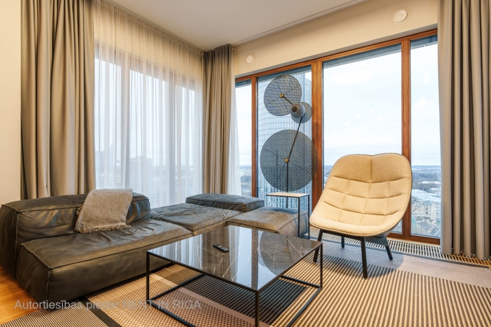 Sludinājumi. Tiek pārdots dzīvoklis 19. stāvā ar fantastisku skatu uz Vecrīgu, Daugavu un Vanšu tiltu.  Cena: 515220 EUR Foto #1