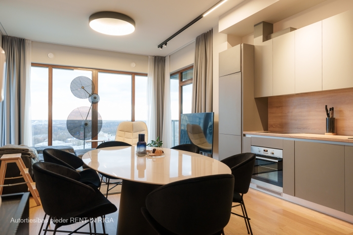 Sludinājumi. Tiek izīrēts dzīvoklis 19. stāvā ar fantastisku skatu uz Vecrīgu, Daugavu un Vanšu tiltu.  Cena: 3500 EUR/mēn Foto #5