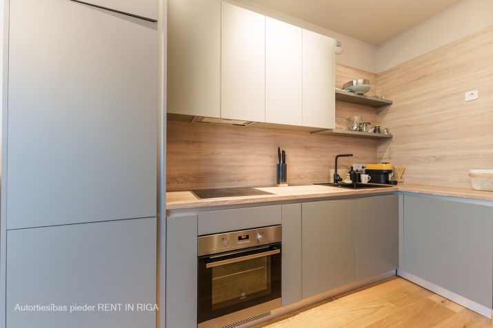 Sludinājumi. Tiek izīrēts dzīvoklis 19. stāvā ar fantastisku skatu uz Vecrīgu, Daugavu un Vanšu tiltu.  Cena: 3500 EUR/mēn Foto #7