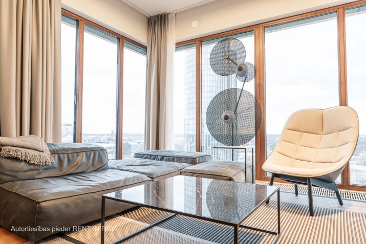 Sludinājumi. Tiek izīrēts dzīvoklis 19. stāvā ar fantastisku skatu uz Vecrīgu, Daugavu un Vanšu tiltu.  Cena: 3500 EUR/mēn Foto #4