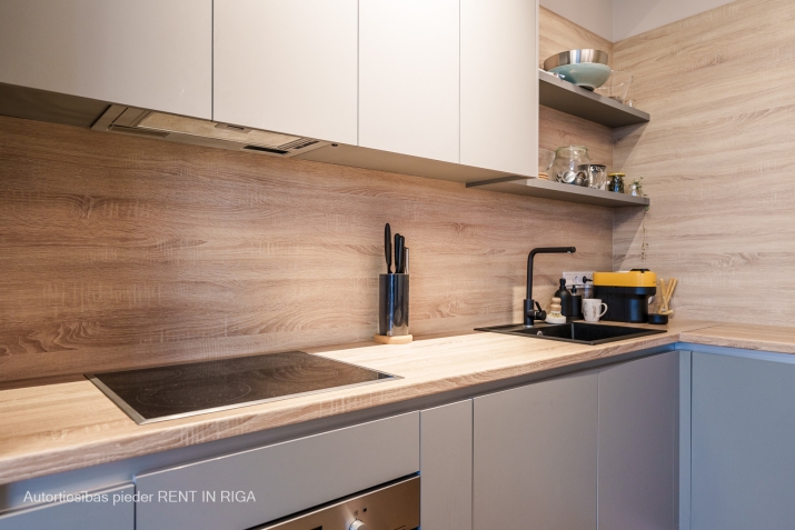 Sludinājumi. Tiek izīrēts dzīvoklis 19. stāvā ar fantastisku skatu uz Vecrīgu, Daugavu un Vanšu tiltu.  Cena: 3500 EUR/mēn Foto #9