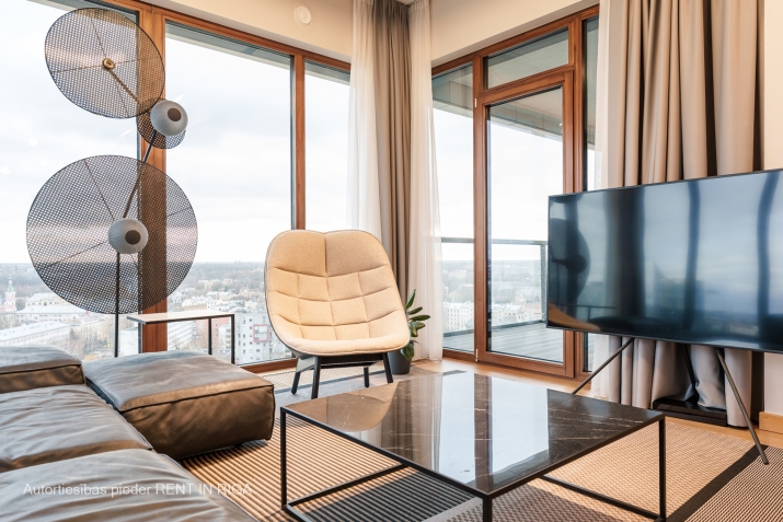 Sludinājumi. Tiek izīrēts dzīvoklis 19. stāvā ar fantastisku skatu uz Vecrīgu, Daugavu un Vanšu tiltu.  Cena: 3500 EUR/mēn Foto #2