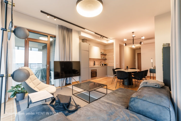 Sludinājumi. Tiek izīrēts dzīvoklis 19. stāvā ar fantastisku skatu uz Vecrīgu, Daugavu un Vanšu tiltu.  Cena: 3500 EUR/mēn Foto #1