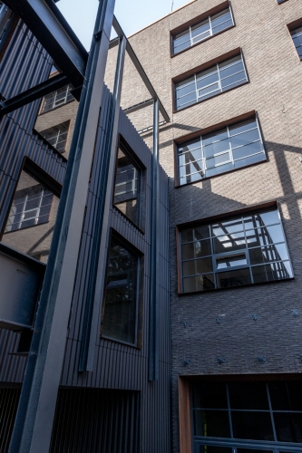 Sludinājumi. Unikāls birojs urbānajā vidē ar stiklotām sienām uz abām pusēm.  Kopējā platība piedāvājumam:  2. Cena: 7518 EUR/mēn Foto #2