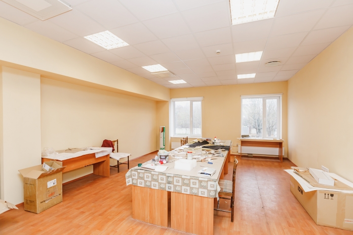 Sludinājumi. Iznomā biroja telpas telpu kompleksā Dzintars.  Telpas nodrošinātas ar diennakts apsardzi, mēbelēm, Cena: 169 EUR/mēn Foto #1