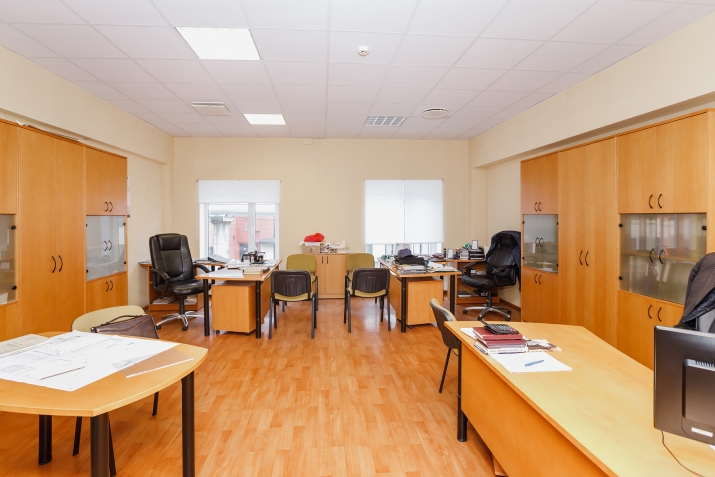 Sludinājumi. Iznomā biroja telpas telpu kompleksā Dzintars.  Telpas nodrošinātas ar diennakts apsardzi, mēbelēm, Cena: 169 EUR/mēn Foto #9