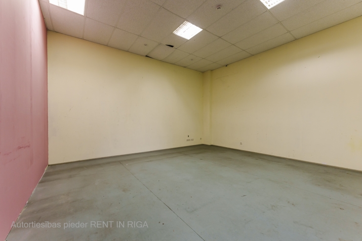 Sludinājumi. Telpas interneta veikalam, birojam Purvciemā, Dzelzavas ielā, 2. stāvā. Logi un ieejas durvis Cena: 581 EUR/mēn Foto #9