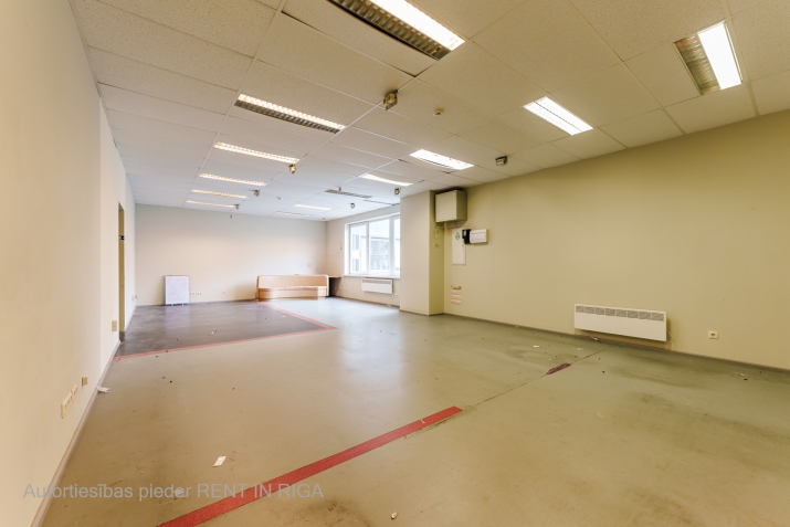 Sludinājumi. Telpas interneta veikalam, birojam Purvciemā, Dzelzavas ielā, 2. stāvā. Logi un ieejas durvis Cena: 581 EUR/mēn Foto #7