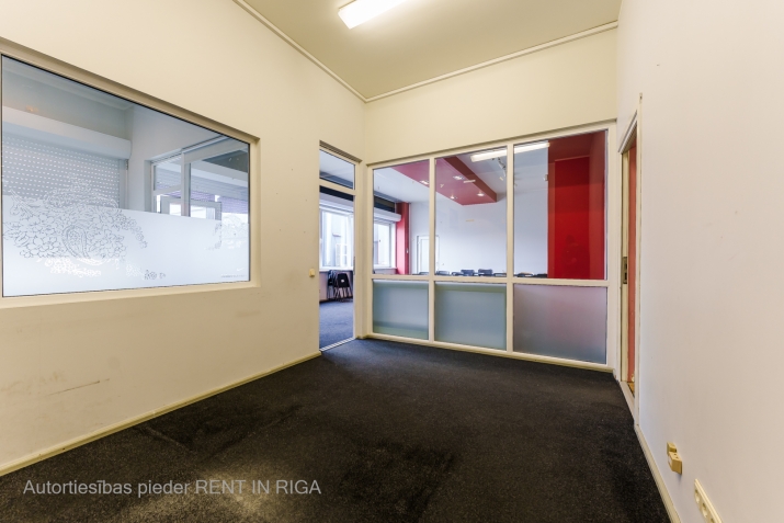 Sludinājumi. Telpas interneta veikalam, birojam Purvciemā, Dzelzavas ielā, 2. stāvā. Logi un ieejas durvis Cena: 581 EUR/mēn Foto #3