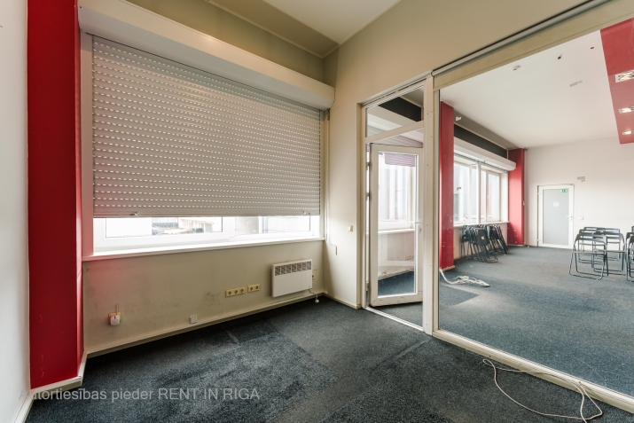 Sludinājumi. Telpas interneta veikalam, birojam Purvciemā, Dzelzavas ielā, 2. stāvā. Logi un ieejas durvis Cena: 581 EUR/mēn Foto #5