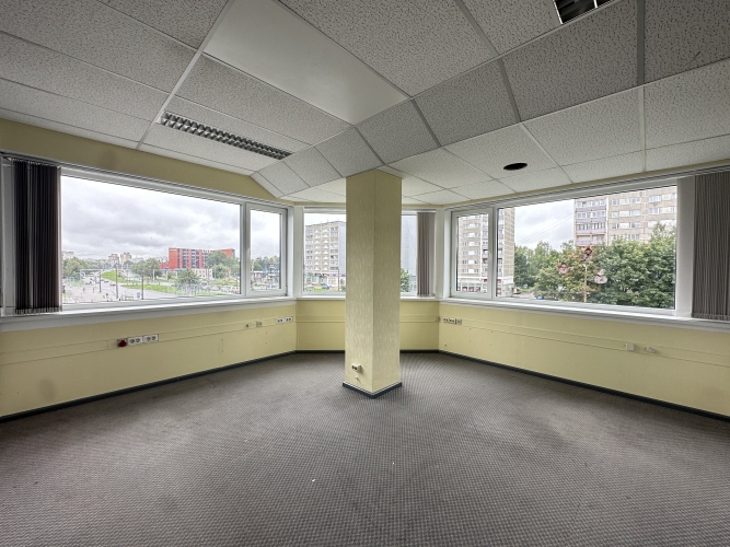 Sludinājumi. Birojs Purvciemā.  Birojs izvietots ēkas 3. stāvā (ēka aprīkota ar liftu).  Platība sastāv no Cena: 754 EUR/mēn Foto #1