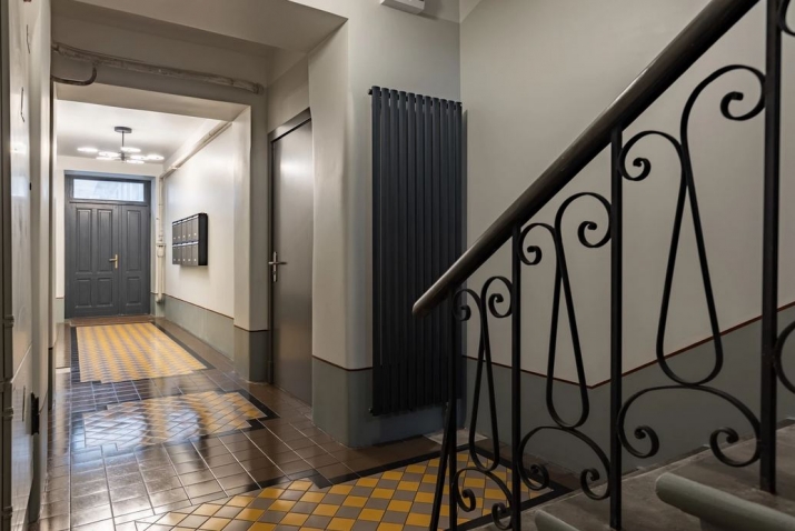 Sludinājumi. Ilgtspējīgs 2-istabu dzīvoklis renovētā ēkā- Krāsotāju 13 projektā.  Projekts atrodas slēgtā Cena: 103451 EUR Foto #2