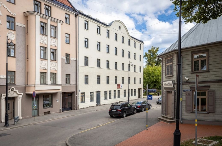 Sludinājumi. Ilgtspējīgs 2-istabu dzīvoklis renovētā ēkā- Krāsotāju 13 projektā.  Projekts atrodas slēgtā Cena: 119473 EUR Foto #1