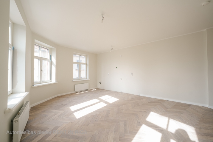 Sludinājumi. Pārdošanā 3 istabu dzīvoklis šarmantajā Āgenskalnā!   Rīgas koka arhitektūras pērle  dzīvojamā ēka Cena: 197120 EUR Foto #3