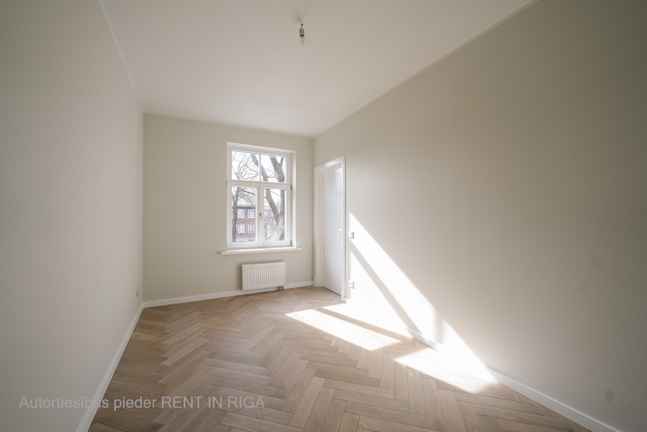 Sludinājumi. Pārdošanā 3 istabu dzīvoklis šarmantajā Āgenskalnā!   Rīgas koka arhitektūras pērle  dzīvojamā ēka Cena: 229120 EUR Foto #4