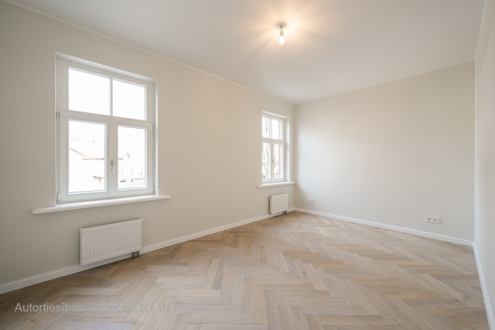 Sludinājumi. Pārdošanā 3 istabu dzīvoklis šarmantajā Āgenskalnā!   Rīgas koka arhitektūras pērle  dzīvojamā ēka Cena: 229120 EUR Foto #2