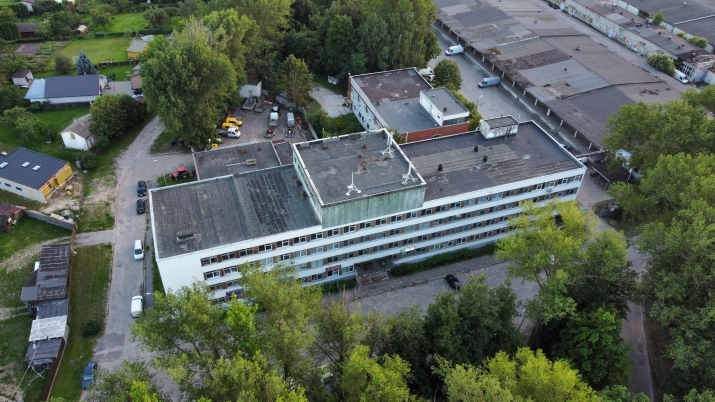 Sludinājumi. Pārdod 4 stāvu biroju ēku ar zemi 0.6350 ha.  Īpašumā ietilpst: (C) Buļļu iela 70a - parks bez Cena: 2.3e+06 EUR Foto #1