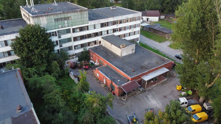 Sludinājumi. Pārdod 4 stāvu biroju ēku ar zemi 0.6350 ha.  Īpašumā ietilpst: (C) Buļļu iela 70a - parks bez Cena: 2.3e+06 EUR Foto #4