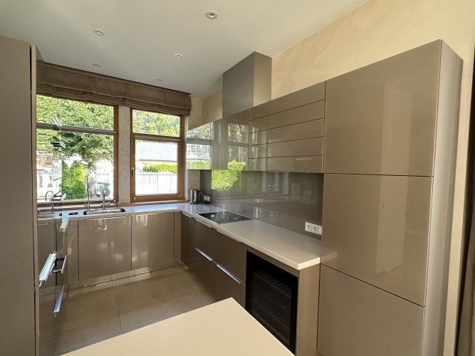 Sludinājumi. Tiek izīrēta eleganta māja Bulduros, tikai pāris soļu attālumā no viesnīcas Lielupe, kā arī Cena: 4500 EUR/mēn Foto #7