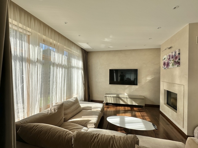 Sludinājumi. Tiek izīrēta eleganta māja Bulduros, tikai pāris soļu attālumā no viesnīcas Lielupe, kā arī Cena: 4500 EUR/mēn Foto #1