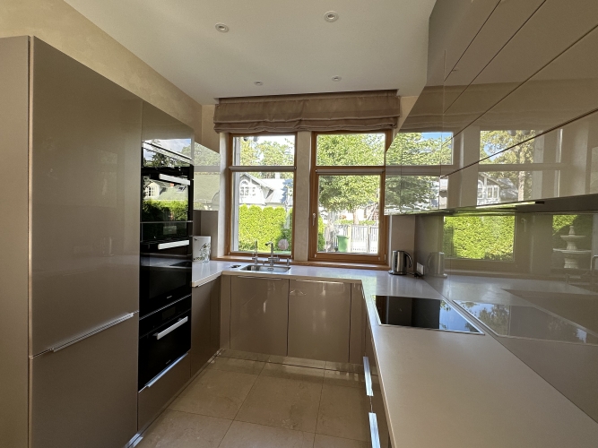 Sludinājumi. Tiek izīrēta eleganta māja Bulduros, tikai pāris soļu attālumā no viesnīcas Lielupe, kā arī Cena: 4500 EUR/mēn Foto #6