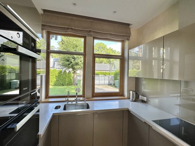 Sludinājumi. Tiek izīrēta eleganta māja Bulduros, tikai pāris soļu attālumā no viesnīcas Lielupe, kā arī Cena: 4500 EUR/mēn Foto #8