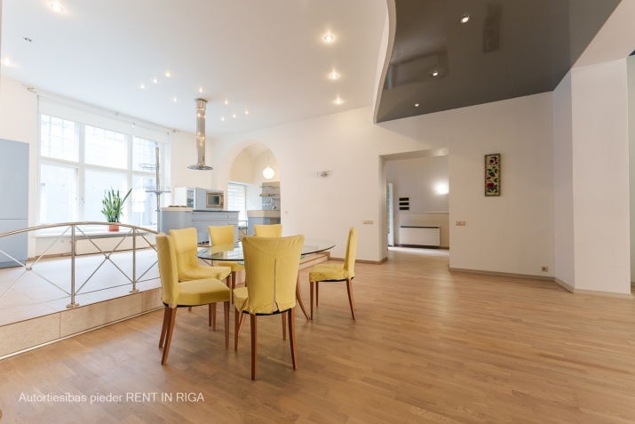 Sludinājumi. Ekskluzīvs Dzīvoklis Klusajā Centrā   Ikvienam, kurš meklē augstākās klases dzīvesveidu un Cena: 670000 EUR Foto #3