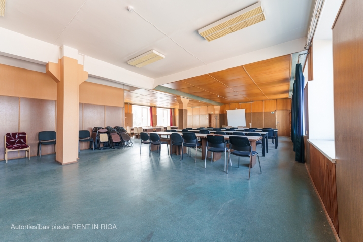 Объявление. Konferenču zāle, ko iespējams iekārtot par atvērtā tipa biroju. Braslas iela 24.  Iznomā zāli, kas Цена: 450 EUR/мес. Foto #1