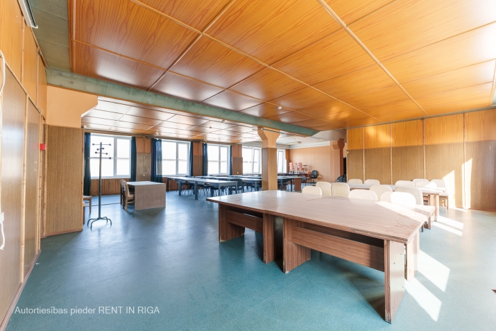 Объявление. Konferenču zāle, ko iespējams iekārtot par atvērtā tipa biroju. Braslas iela 24.  Iznomā zāli, kas Цена: 450 EUR/мес. Foto #2