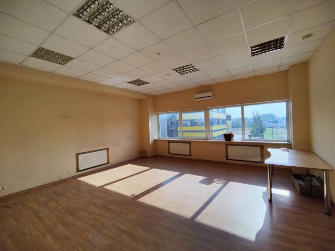 Объявление. Plašs, gaišs birojs Rumbulā.  Iznomā 3 lielas telpas ar 1 mazu noliktavas telpu. Ir kondicionieri. Цена: 680 EUR/мес. Foto #2