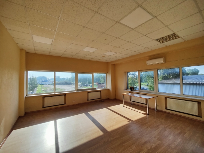 Объявление. Plašs, gaišs birojs Rumbulā.  Iznomā 3 lielas telpas ar 1 mazu noliktavas telpu. Ir kondicionieri. Цена: 680 EUR/мес. Foto #1