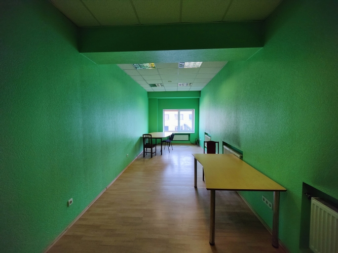 Sludinājumi. Kabinets biroja ēkā Rumbulā.  Gaitenī 2 koplietošanas WC. Autonoma gāzes apkure visai ēkai. Cena: 160 EUR/mēn Foto #1