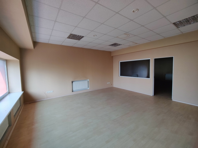 Объявление. Birojs renovētā biroja ēkā Rumbulā.  2 telpas. Gaitenī 2 koplietošanas WC. Autonoma gāzes apkure Цена: 220 EUR/мес. Foto #1