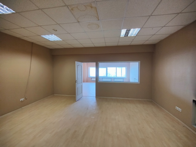 Объявление. Birojs renovētā biroja ēkā Rumbulā.  2 telpas. Gaitenī 2 koplietošanas WC. Autonoma gāzes apkure Цена: 220 EUR/мес. Foto #2