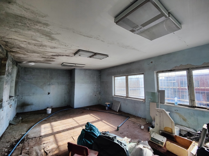 Sludinājumi. Bijušās ēdnīcas telpas Rumbulā.  2.stāvā atrodas 2 lielas telpas un virtuve, 1.stāvā WC un Cena: 400 EUR/mēn Foto #3